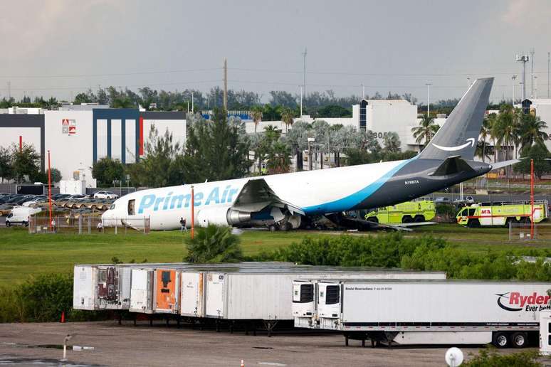 Avi&atilde;o de carga pegou fogo ap&oacute;s sair da pista; mais de 60 integrantes do Corpo de Bombeiros foram enviados ao local