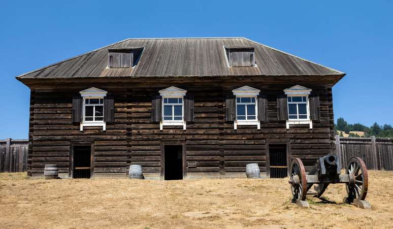 A Casa Kuskov no Forte Ross serviu de resid&ecirc;ncia dos administradores coloniais entre 1817 e 1838. Ela recebeu seu nome do primeiro administrador da fortaleza, Ivan Aleksandrovich Kuskov (1765-1823)