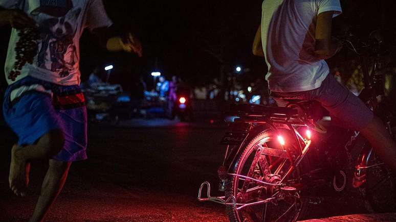 Dois jovens em uma noite escura de Havana