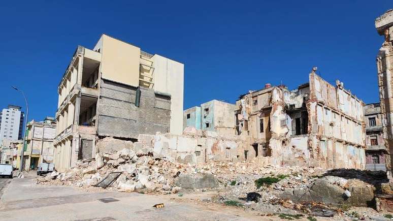 Gustavo conta que os escombros de edif&iacute;cios derrubados tamb&eacute;m deixaram de ser retirados