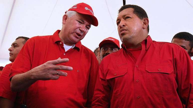 Os bolichicos surgiram quando Hugo Ch&aacute;vez era presidente e Rafael Ram&iacute;rez (esq.) era ministro da Energia e presidente da estatal Petr&oacute;leos de Venezuela (PDVSA)
