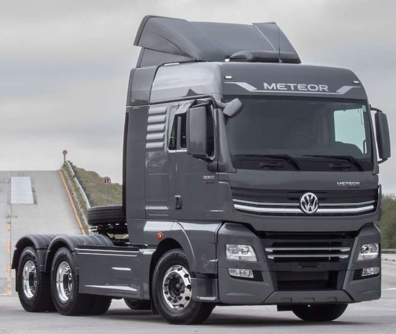 Novos VW Meteor Ultra trazem controle de cruzeiro preditivo baseado em geolocaliza&ccedil;&atilde;o para comandar trocas de marchas precisas em diversas situa&ccedil;&otilde;es de rodovia.