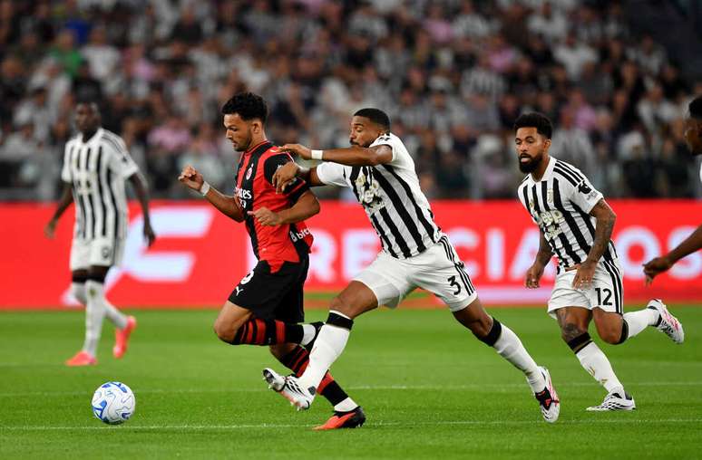 O milanista Gon&ccedil;alo Ramos parte para o ataque e&nbsp; o brasileiro Bremer&nbsp; vai na sua cola.