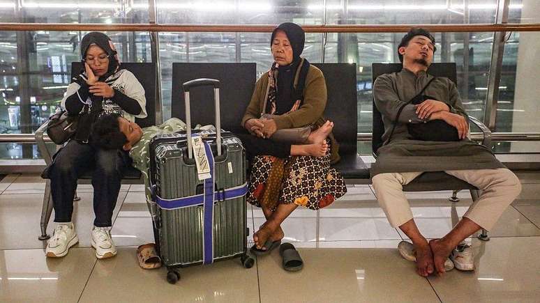 Os voos de e para Singapura, bem como para Doha, Sydney e Kuala Lumpur, foram interrompidos.