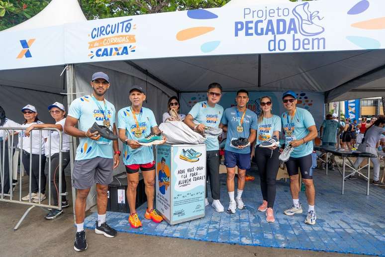 Entrega de t&ecirc;nis no Projeto Pegada do Bem (Foto: Luiz Doro / @dorofoto / HT Sports)