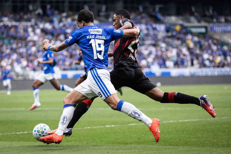 Kaio Jorge em disputa de bola com jogador do Furac&atilde;o &ndash;