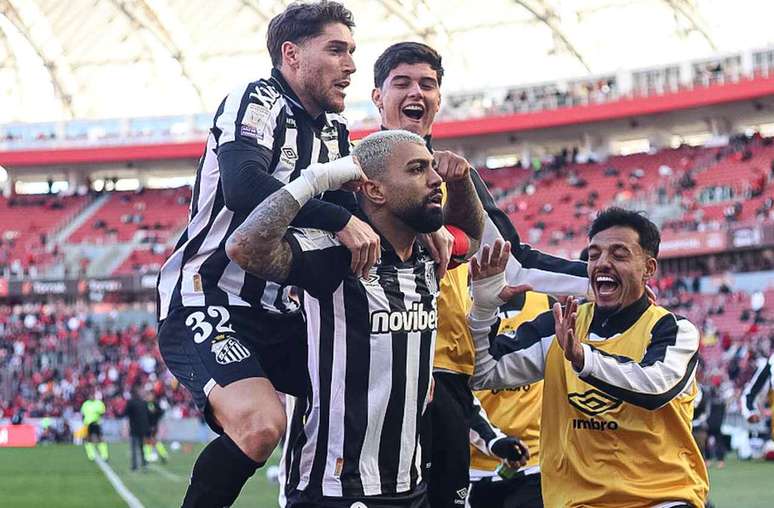 Apesar da vit&oacute;ria, o Peixe quase cedeu, ainda com um a menos do lado advers&aacute;rio &ndash;