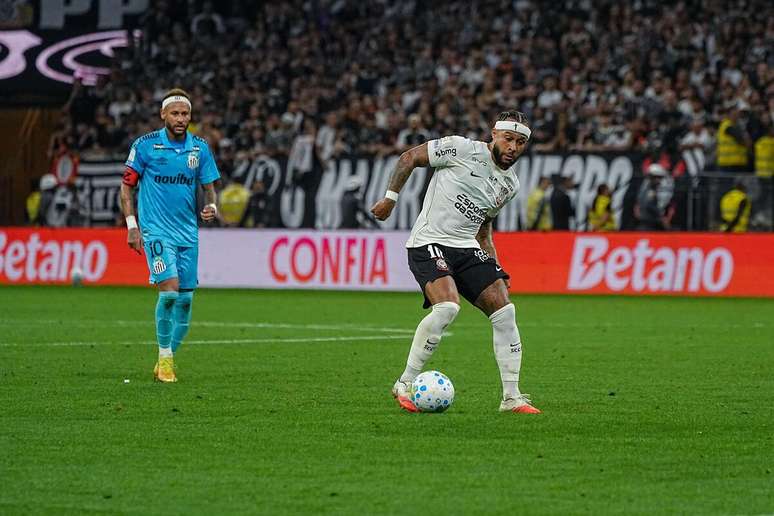 Memphis Depay, do Corinthians, durante partida contra o Santos pelo Brasileir&atilde;o. 