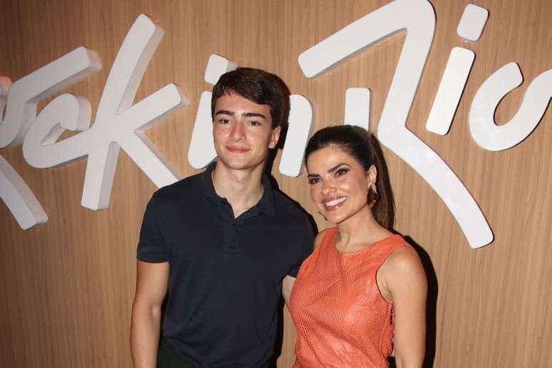 Vanessa Gi&aacute;como posa com seu filho