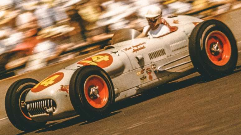 Bill Vukovich durante a Indy 500 de 1954
