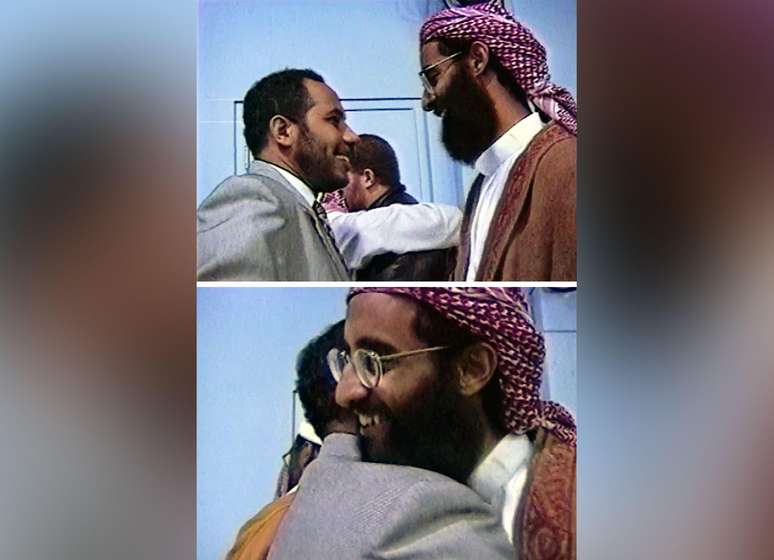 Imagens de outro v&iacute;deo mostram Bayoumi e Awlaki se abra&ccedil;ando