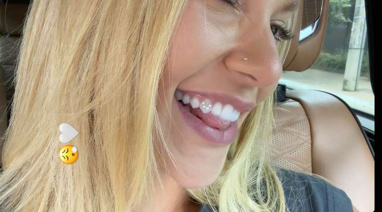 Virginia mostra &ldquo;V&rdquo; de diamante no dente &ndash;