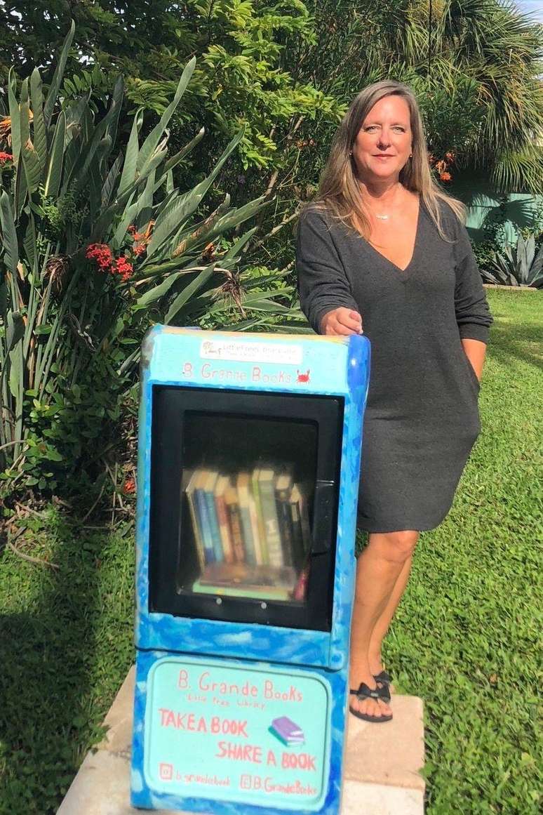 Nicole criou uma pequena biblioteca gratuita para disponibilizar, entre outros, certos livros que foram questionados no condado onde ela mora