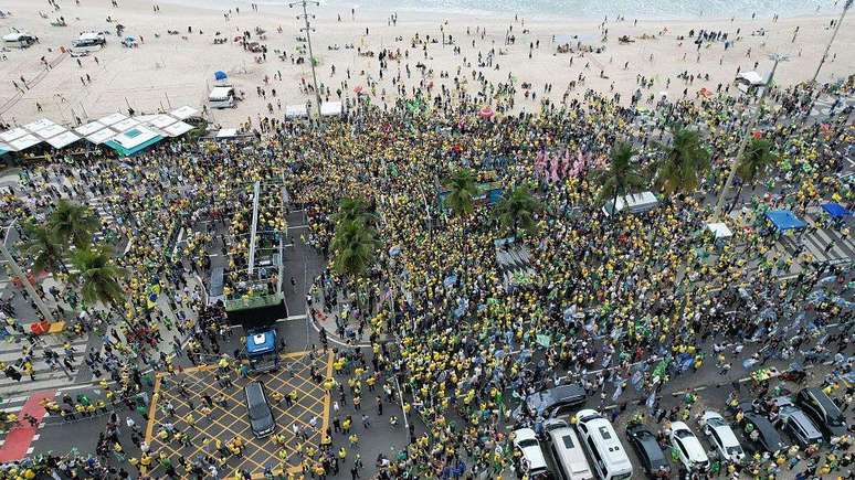 Primeiro ato de campanha do Fl&aacute;vio Bolsonaro em Copacabana reuniu 8,9 mil pessoas, segundo levantamento