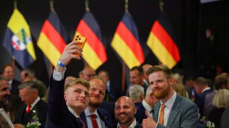 Apoiadores comemoraram e tiraram selfies conforme que a dimens&atilde;o da vit&oacute;ria da AfD ficou clara