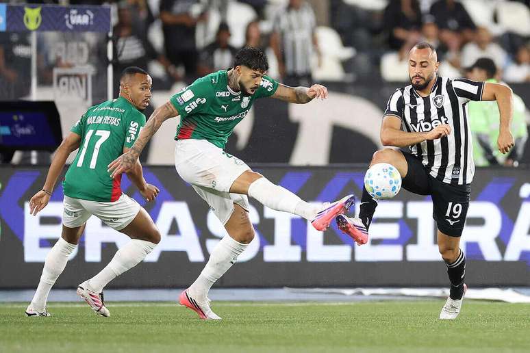 Marlon Freitas e Barboza em a&ccedil;&atilde;o com a camisa do Palmeiras diante do Botafogo &ndash;