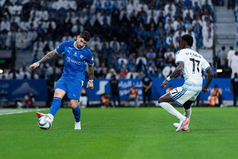 Jogadores de Al-Hilal e Neom em disputa de bola no Campeonato Saudita &ndash;