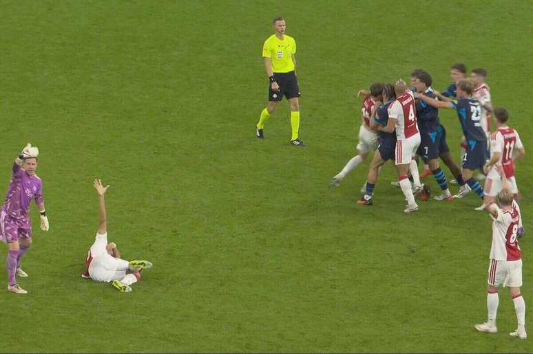 Momento da confus&atilde;o entre os jogadores de Ajax e PSV &ndash;