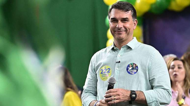 Campanha de Fl&aacute;vio quer relacionar esc&acirc;ndalo do Banco Master ao PT e ao sistema pol&iacute;tico, analisa cientista pol&iacute;tico