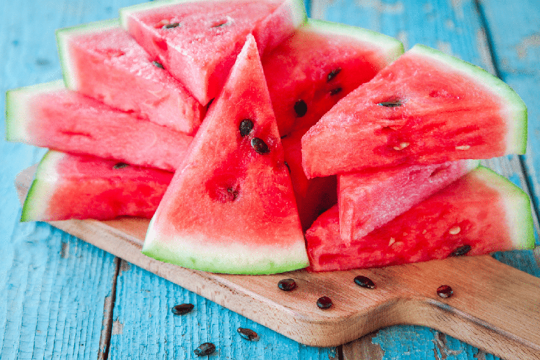 A melancia &eacute; uma op&ccedil;&atilde;o ideal para se refrescar em dias quentes 