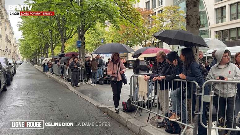 Sob sol ou chuva, os f&atilde;s permanecem diante do Le Royal Monceau para ver e aplaudir C&eacute;line Dion