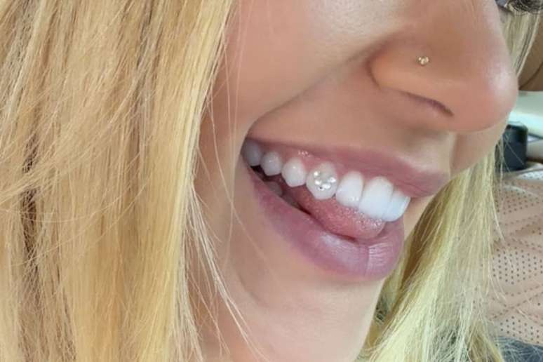 Virginia Fonseca, influenciadora, coloca piercing em homenagem ao namorado