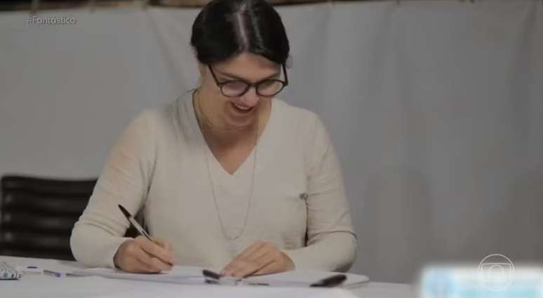 M&aacute;ira Rocha, m&eacute;dium, escrevendo suposta carta psicografada
