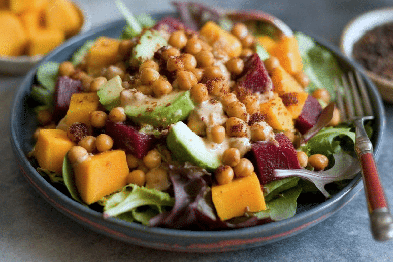 Salada proteica de gr&atilde;o-de-bico com abacate, beterraba e manga 