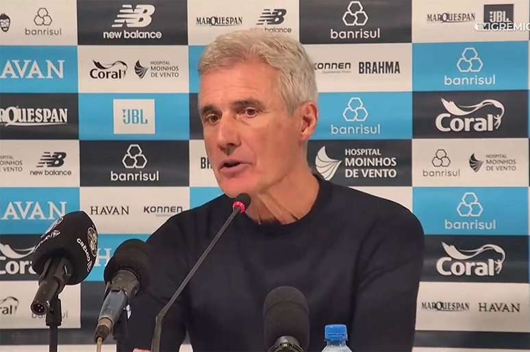 Lu&iacute;s Castro durante coletiva de imprensa do Gr&ecirc;mio &ndash;