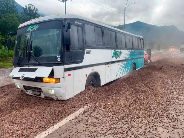 Ve&iacute;culo de 12 metros transportava dois carros de corrida, um a bordo e outro em um reboque, e parou na &aacute;rea de escape da Arteris em seguran&ccedil;a ap&oacute;s perder os freios na serra.