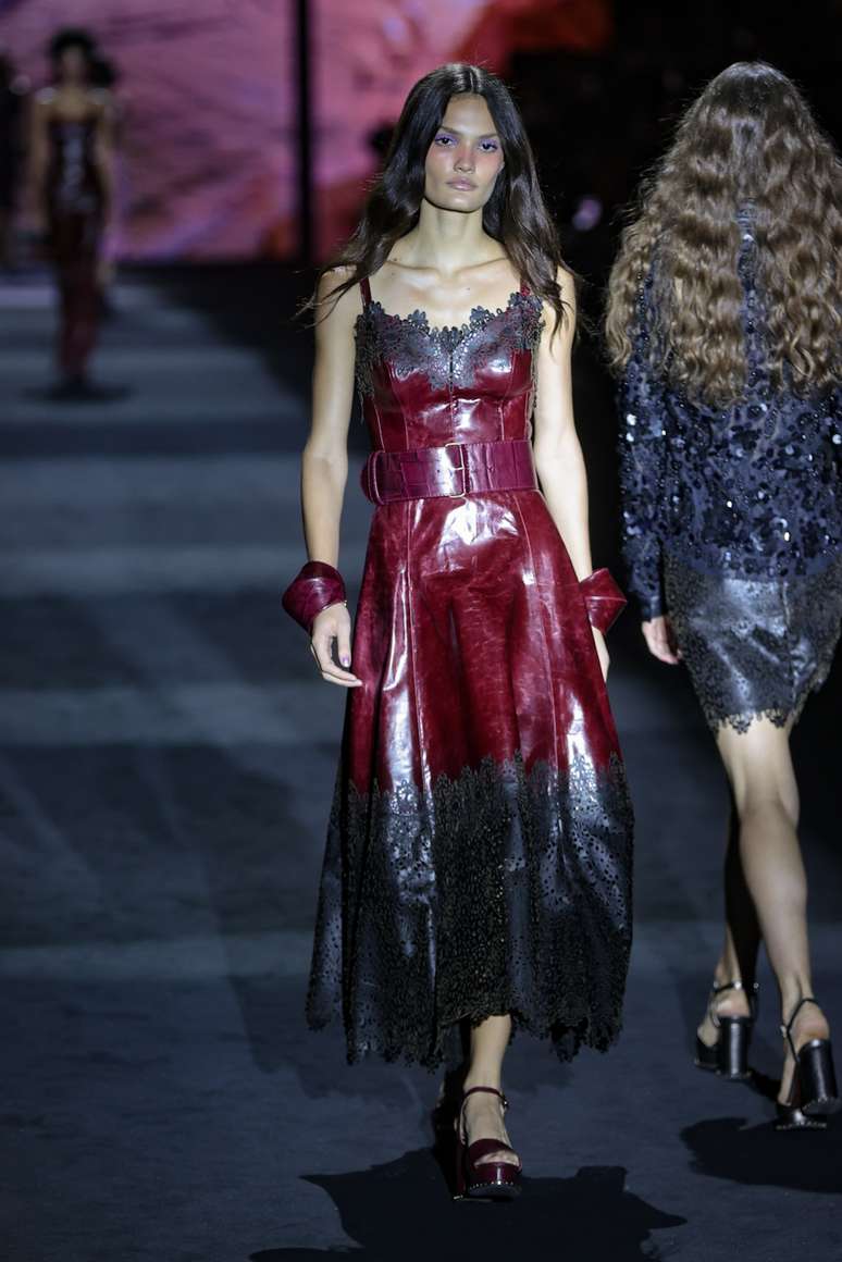 Vestido de couro pull up desfilado no Rio Fashion Week: R$ 18.900 