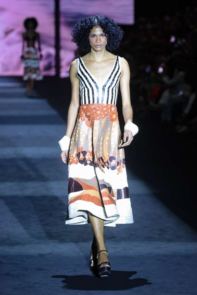 Vestido de marchetaria aplicado em tule: R$ 18.900 