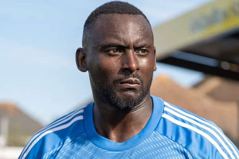 George Desmond Kamurasi, de 36 anos, defende o SE Dons, da nona divis&atilde;o inglesa &ndash;