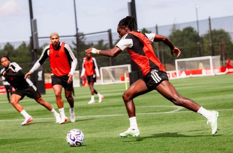 Jogadores do Liverpool durante treinamento da equipe &ndash;