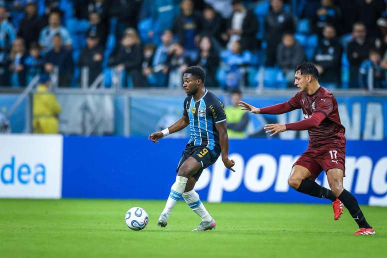 Amuzu segue como d&uacute;vida para pr&oacute;xima partida do Gr&ecirc;mio &ndash;