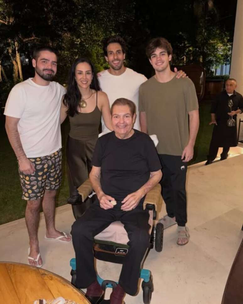 O apresentador Fausto Silva faz rara apari&ccedil;&atilde;o ao lado dos filhos, Lara, Jo&atilde;o e Rodrigo, e genro Julinho Casares