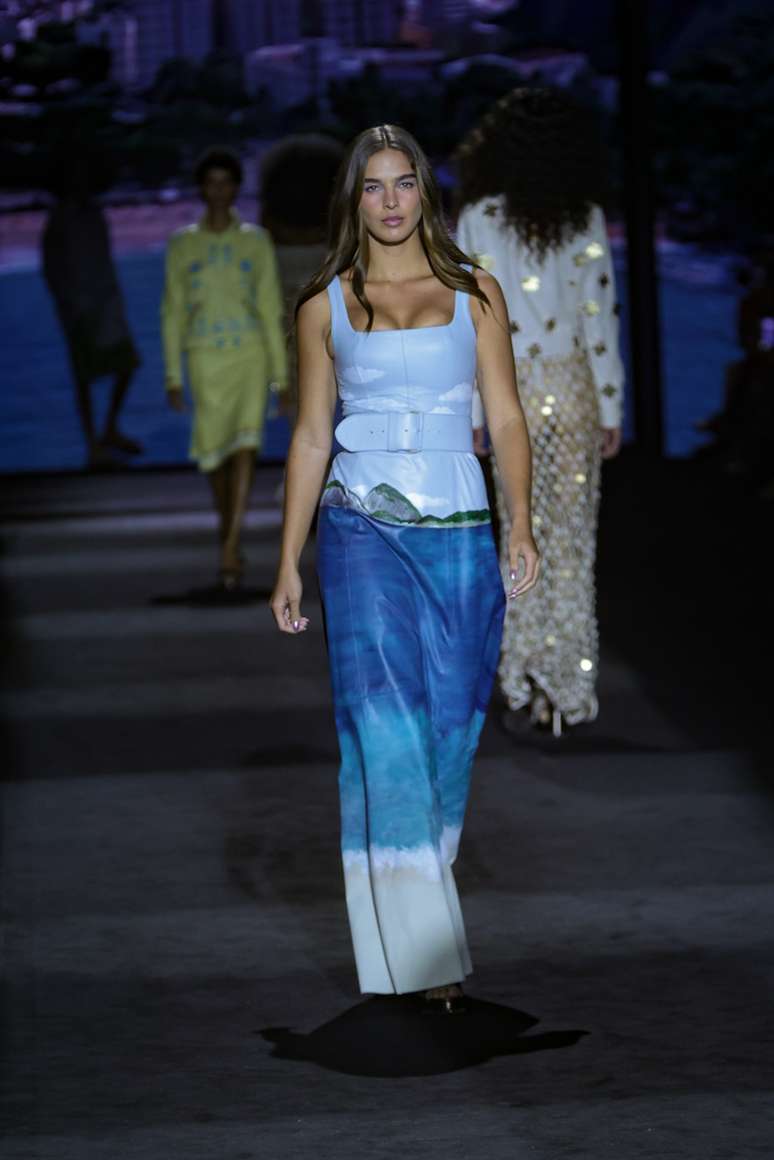 Vestido desfilado no Rios Fashion Week com pintura manual de Klaucia Badar&oacute;: R$ 18.600 