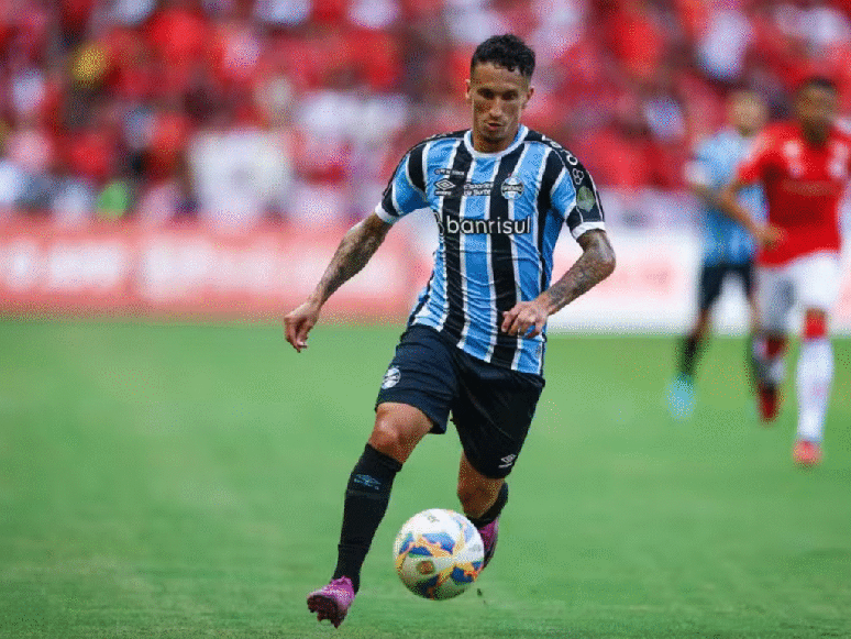 Volante Dodi em a&ccedil;&atilde;o pelo Gr&ecirc;mio 