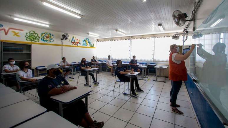 Sala de aula em escola estadual de S&atilde;o Paulo, em outubro de 2020, durante a retomada das atividades presenciais na pandemia de Covid-19