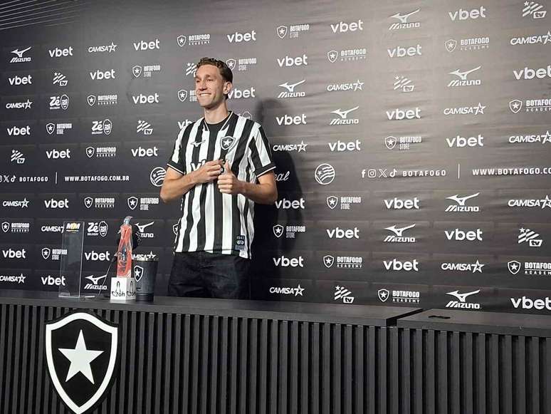 Chaves veste o manto glorioso &ndash;