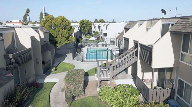 O complexo Parkwood Apartments, em imagem atual, nos sub&uacute;rbios de San Diego