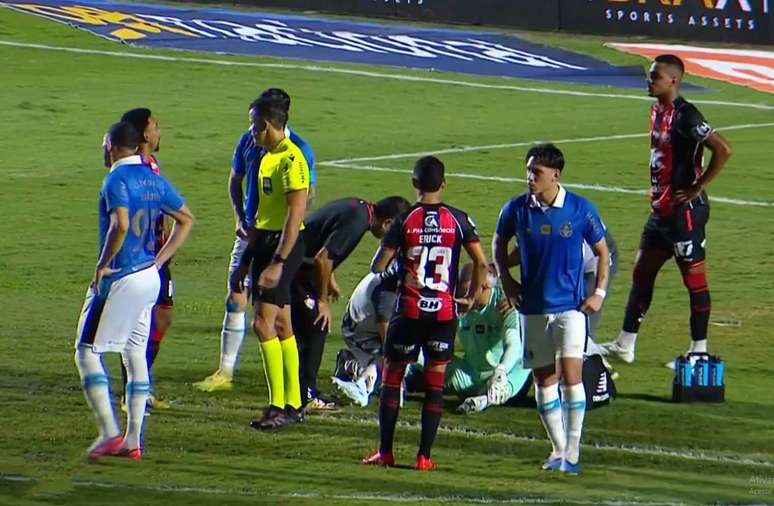 Weverton recebeu atendimento m&eacute;dico antes do jogo come&ccedil;ar no Barrad&atilde;o &ndash;