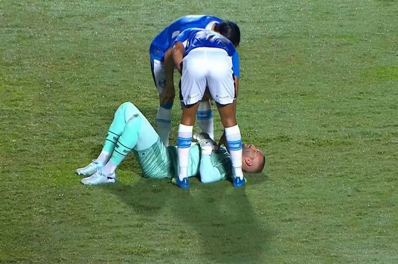 Weverton recebe atendimento no gramado ap&oacute;s susto &ndash;