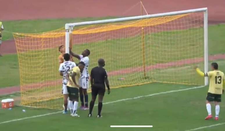 Jogadores do Leones e do Atl&eacute;tico tentam remontar a baliza &ndash;