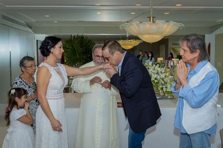 No casamento de Valeska e Dudu, a pequena Laura e Roberto Carlos testemunharam as juras de amor sob a ben&ccedil;&atilde;o do padre Ant&ocirc;nio Maria