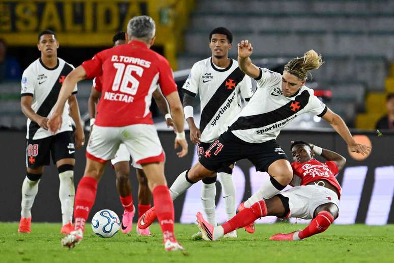 Spinelli tenta sair da marca&ccedil;&atilde;o do Santa Fe. Vasca&iacute;nos seguram o empate na Col&ocirc;mbia.