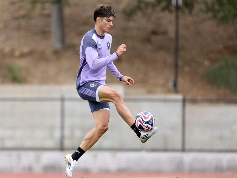 Joaqu&iacute;n Correa, refor&ccedil;o do Botafogo, treina pela equipe 