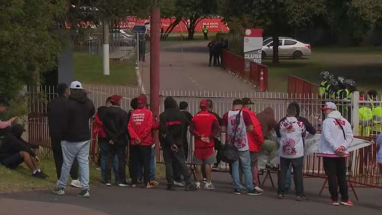 Torcedores do Internacional em protesto no CT Parque Gigante &ndash;