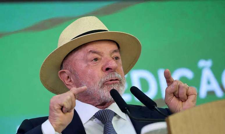 Lula de chap&eacute;u Panam&aacute; falando ao microfone com o rosto s&eacute;rio