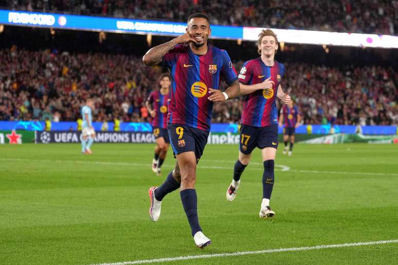 Gabriel Jesus comemora o primeiro gol marcado com a camisa do Bar&ccedil;a &ndash;
